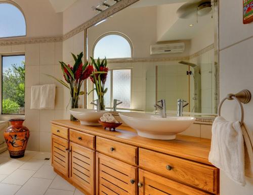 a bathroom with two sinks and a large mirror at Villas Roma Del Mar in Playa Naranjo