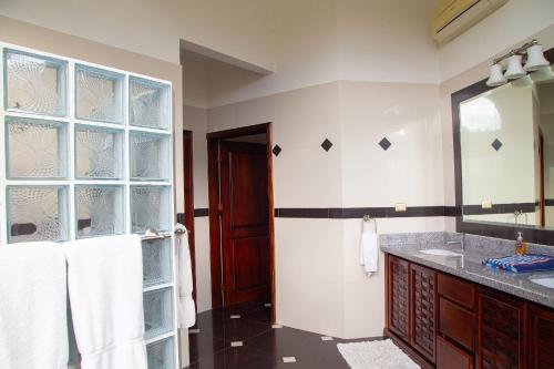 a bathroom with a sink and a mirror at Villas Roma Del Mar in Playa Naranjo