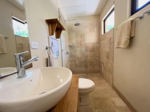 a bathroom with a sink and a toilet at Villas Roma Del Mar in Playa Naranjo