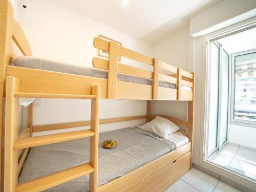 Cette petite chambre dispose de 2 lits superposés et d'une fenêtre. dans l'établissement Apartment Le Club by Interhome, à La Grande Motte