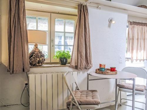 une pièce avec une table, des chaises et une fenêtre dans l'établissement Holiday Home Gwenn Tiny House by Interhome, à Paimpol