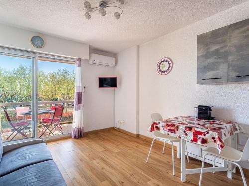 un salon avec une table et une salle à manger dans l'établissement Studio L'Alicastre-6 by Interhome, au Lavandou