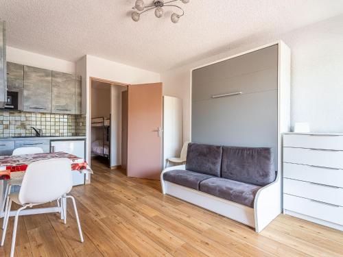 Cette chambre dispose d'un canapé, d'une table et d'une cuisine. dans l'établissement Studio L'Alicastre-6 by Interhome, au Lavandou