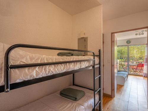 - une chambre avec 2 lits superposés et un balcon dans l'établissement Studio L'Alicastre-6 by Interhome, au Lavandou