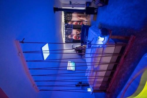 - un réfrigérateur avec une porte ouverte dans la chambre dans l'établissement Test, à Lyon