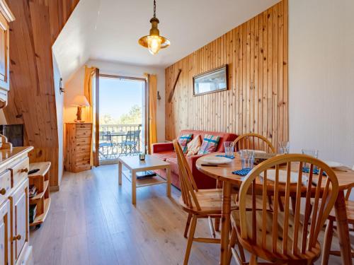 une cuisine et une salle à manger avec une table et des chaises dans l'établissement Apartment Fleur Marine-36 by Interhome, à Cabourg