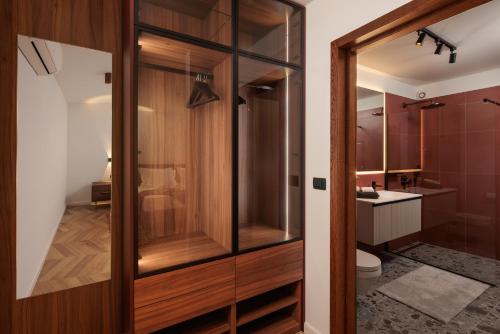 a bathroom with a glass shower and a toilet at Villa Remi in Sumartin