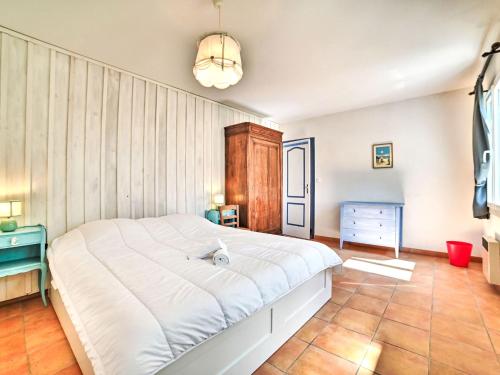 une chambre avec un grand lit blanc dans une pièce dans l'établissement Holiday Home La Sablière by Interhome, à Saint-Georges-dʼOléron