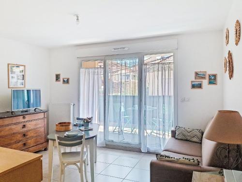 un salon avec un canapé et une table dans l'établissement Apartment Les Félibres by Interhome, à La Seyne-sur-Mer