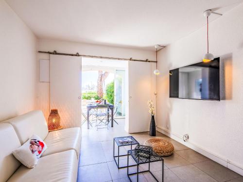 un salon avec un canapé et une table dans l'établissement Apartment Les Boucaniers by Interhome, à Sainte-Maxime