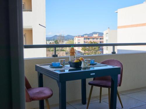 une table avec un bol de fruits sur un balcon dans l'établissement Apartment Terra Tosca by Interhome, à Fréjus