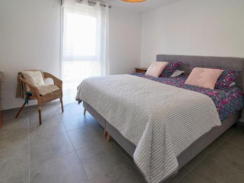 une chambre avec un lit avec une chaise et une fenêtre dans l'établissement Apartment Terra Tosca by Interhome, à Fréjus