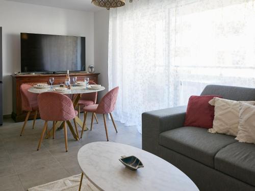 un salon avec un canapé et une table dans l'établissement Apartment Terra Tosca by Interhome, à Fréjus