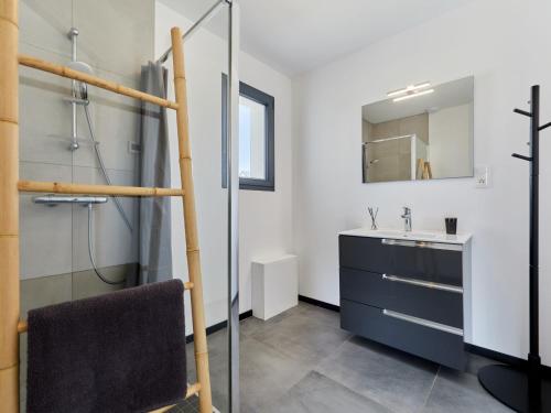 Ένα μπάνιο στο Holiday Home Manonga by Interhome