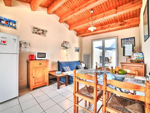 Il dispose d'une cuisine et d'un salon avec une table et un réfrigérateur. dans l'établissement Holiday Home Les voiliers by Interhome, à Saint-Pierre-dʼOléron