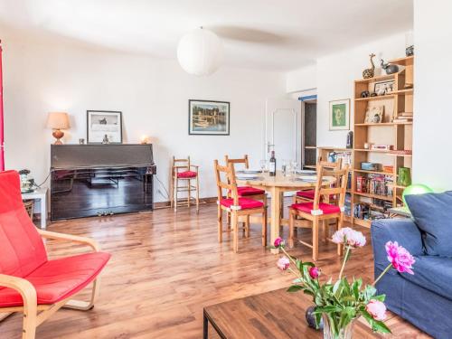 un salon avec une table et des chaises dans l'établissement Apartment L'Helios by Interhome, à Nice