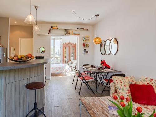 une cuisine et un salon avec une table et des chaises dans l'établissement Apartment Les Jardins de Cabourg by Interhome, à Cabourg