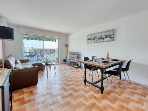 un salon avec une table et un canapé dans l'établissement Apartment Le Fidji-1 by Interhome, à La Ciotat