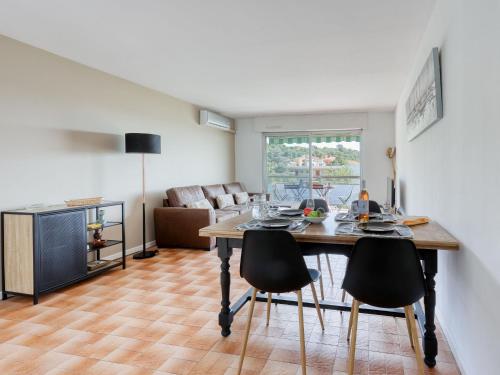 une cuisine et un salon avec une table et des chaises dans l'établissement Apartment Le Fidji-1 by Interhome, à La Ciotat