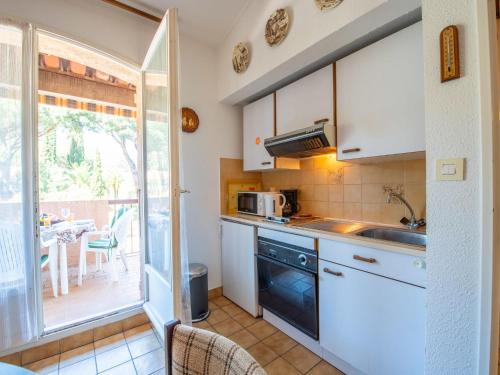 une cuisine avec un évier et un micro-ondes dans l'établissement Apartment Les Vignes-2 by Interhome, à Cavalaire-sur-Mer