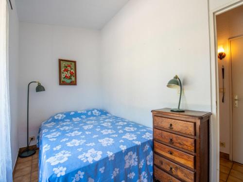 une chambre avec un lit et une commode dans l'établissement Apartment Les Vignes-2 by Interhome, à Cavalaire-sur-Mer