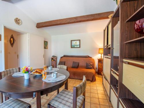 un salon avec une table et des chaises et un lit dans l'établissement Apartment Les Vignes-2 by Interhome, à Cavalaire-sur-Mer
