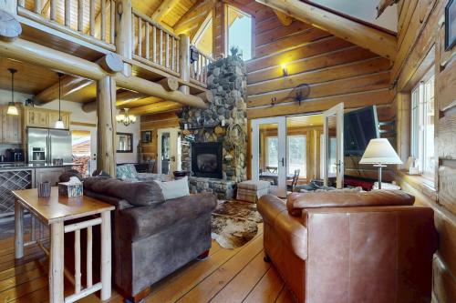 a living room with leather furniture and a fireplace at Forestside Lodge in Leavenworth