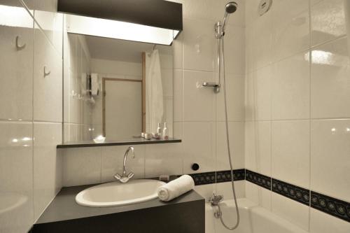 une salle de bain avec un lavabo, une douche et une baignoire dans l'établissement Résidence Carene - 2 Pièces pour 5 Personnes 69, à Mâcot La Plagne