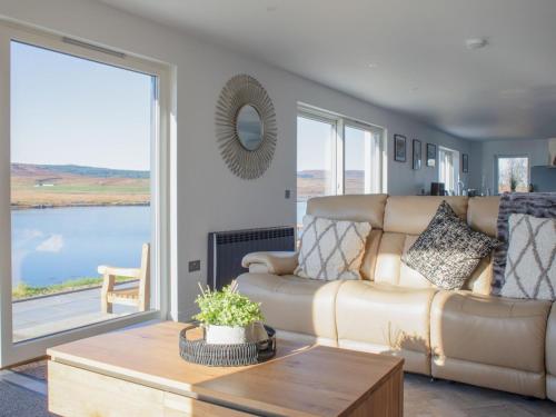 ein Wohnzimmer mit Sofa und Tisch in der Unterkunft Holiday Home Daisy Cottage by Interhome in Eyre