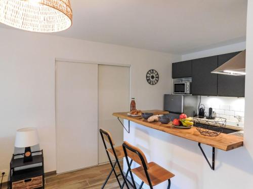 une cuisine avec un comptoir, des chaises et une table dans l'établissement Apartment Douce parenthése-2 by Interhome, à Sanary-sur-Mer