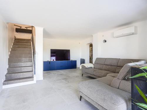 - un salon avec un canapé et des escaliers dans l'établissement Apartment Villa la Bergerie by Interhome, à Nice