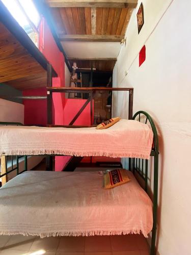 Postel nebo postele na pokoji v ubytování Onda Verde Hostel