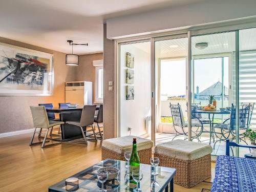 un salon avec une table et une salle à manger dans l'établissement Apartment Entre port et plages by Interhome, à Audierne