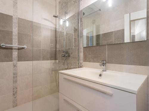 une salle de bain avec un lavabo et une douche dans l'établissement Apartment Les Regates-7 by Interhome, à Hyères