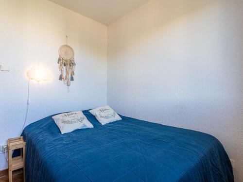 - une chambre avec un lit bleu et 2 oreillers dans l'établissement Apartment Les Regates-7 by Interhome, à Hyères