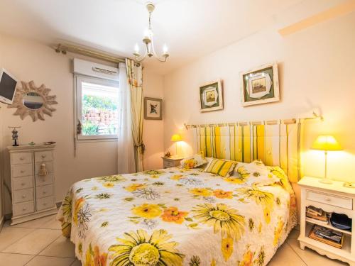 - une chambre avec un grand lit fleuri dans l'établissement Apartment Cap Marine-8 by Interhome, à Cavalaire-sur-Mer
