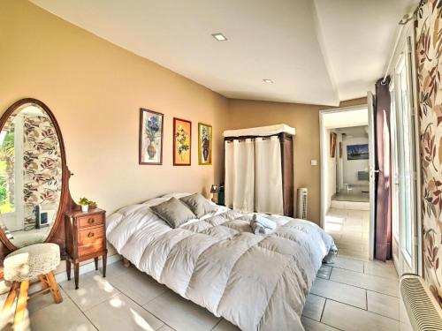 une chambre avec un grand lit et un miroir dans l'établissement Holiday Home La Miscandière by Interhome, à Saint-Georges-dʼOléron