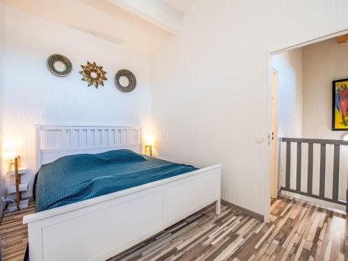 une chambre blanche avec un lit et un miroir dans l'établissement Holiday Home Les Mas du Levant-3 by Interhome, à Cavalaire-sur-Mer