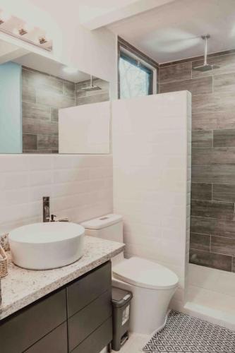 Ein Badezimmer in der Unterkunft Blue 2BR 2BA 10 Min Beach Walk