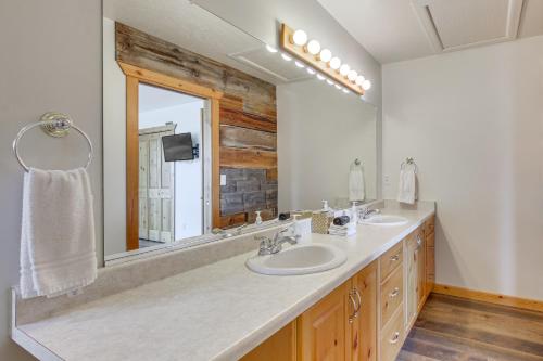 ein Badezimmer mit zwei Waschbecken und einem großen Spiegel in der Unterkunft 14 Mi to Beaver Mountain Ski Area Group Getaway! in Garden City