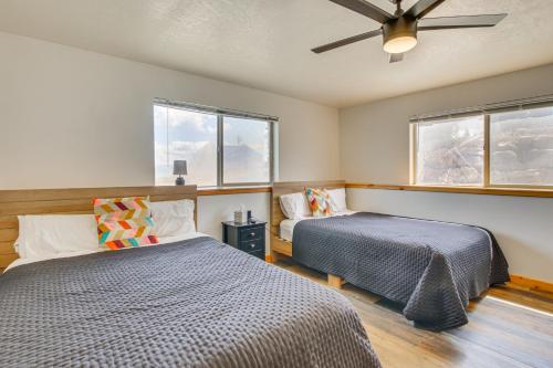 ein Schlafzimmer mit zwei Betten und einem Deckenventilator in der Unterkunft 14 Mi to Beaver Mountain Ski Area Group Getaway! in Garden City