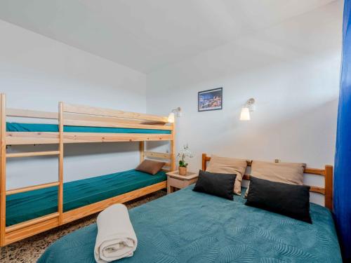 une chambre avec deux lits superposés dans une pièce dans l'établissement Apartment Le Suffren-2 by Interhome, au Barcarès