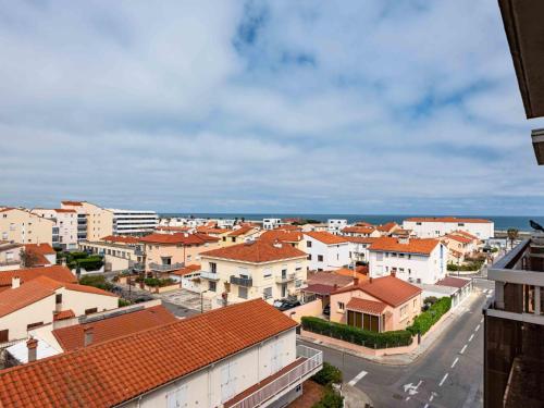 - une vue sur une ville avec des maisons et l'océan dans l'établissement Apartment Le Suffren-2 by Interhome, au Barcarès