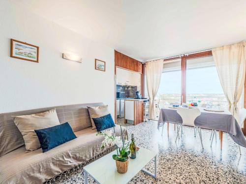 un salon avec un canapé et une table dans l'établissement Apartment Le Suffren-2 by Interhome, au Barcarès