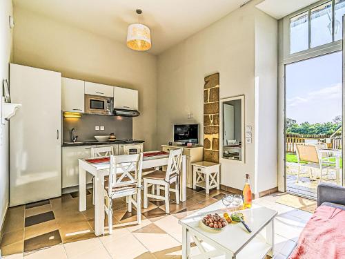 Η κουζίνα ή μικρή κουζίνα στο Apartment Le Château de Kergonano-25 by Interhome