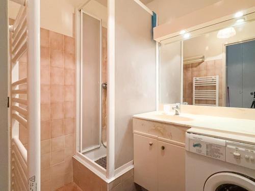 une salle de bain avec un lavabo et un miroir dans l'établissement L'ivoire classed 2étoiles pied dans l'eau, à La Londe-les-Maures