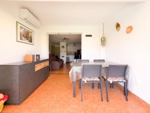 - une cuisine avec une table et deux chaises dans une pièce dans l'établissement L'ivoire classed 2étoiles pied dans l'eau, à La Londe-les-Maures