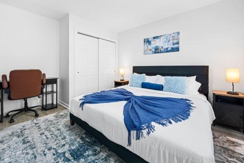 a bedroom with a bed and a desk and a chair at NYC 20min Free Parking Hot Tub EWR 15min in Bayonne