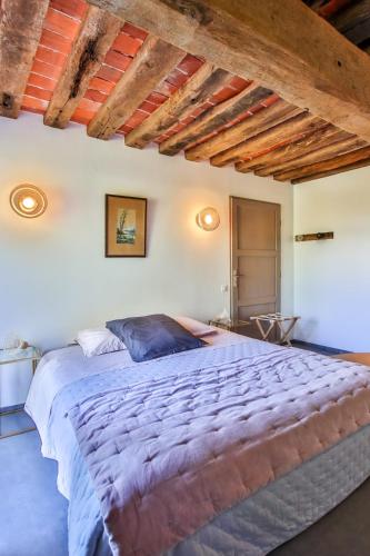Katil atau katil-katil dalam bilik di Domaine d'AROMM - Chambres d'hotes & gites - Piscine, Etangs & Animaux - Au calme
