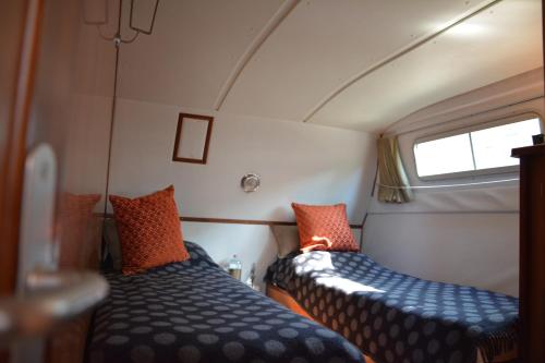Postel nebo postele na pokoji v ubytování Basel Hotelboot ARC EN CIEL